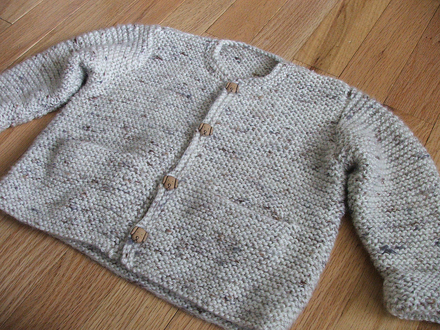 Design 2 - Cardigan with pockets and raglan set-in sleeves