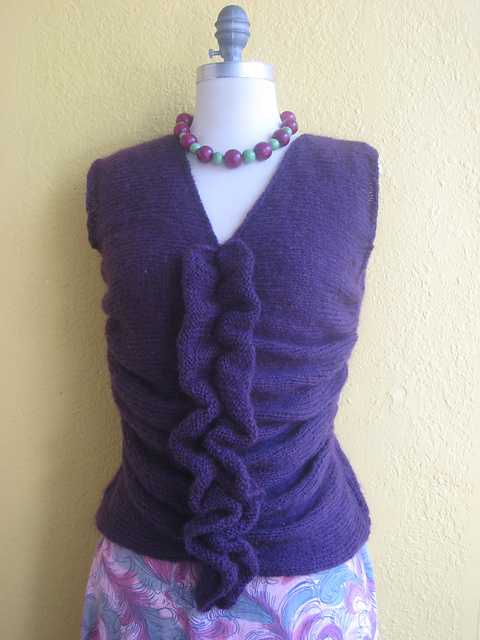 22 Sweater with Frills / Pulli mit Rüsche