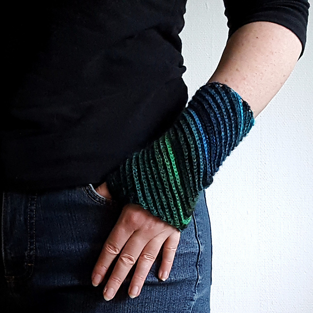 Sankaku Wrist Warmers