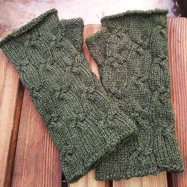 Four Strand Cable Mitts