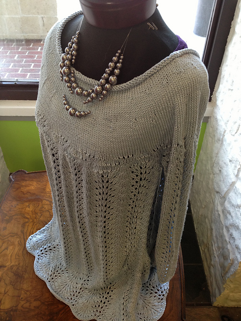 # 27 Pullover in feinem Ajourmuster