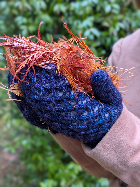 Blackberry Trellis Mittens