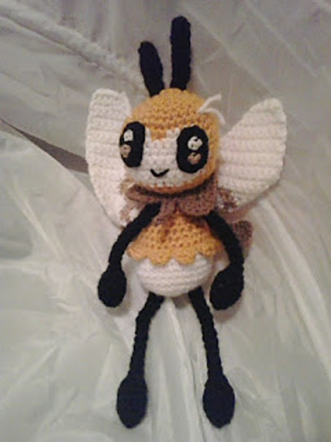 #743 Ribombee (Pokemon)