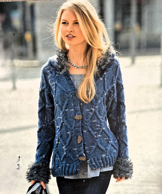 # 11 Blaue Kapuzenjacke