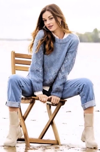 # 12 Mittelblauer Pullover im Ajourmuster