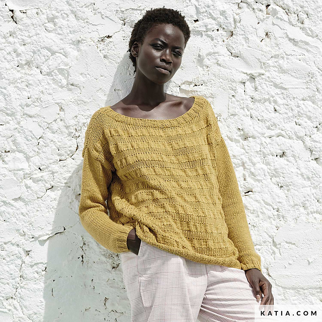 6198-17 Women’s sweater with back slit