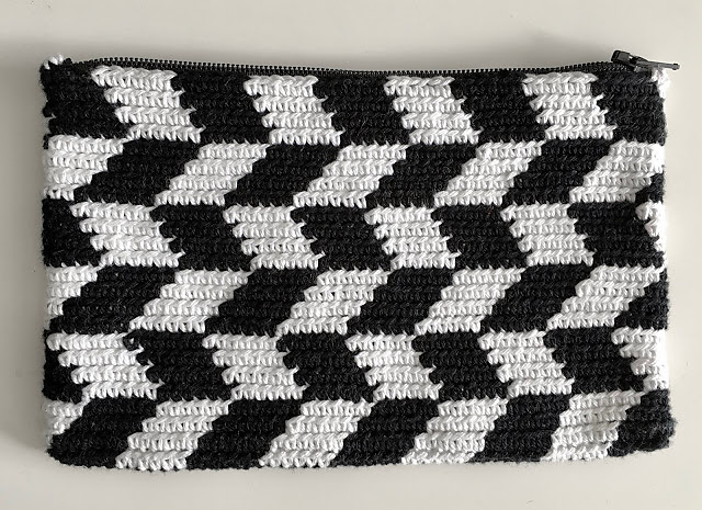 Monochrome clutch