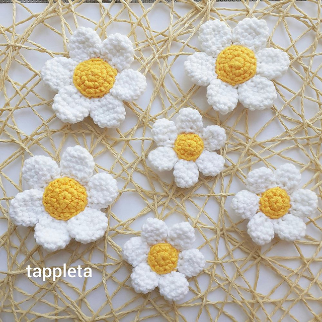 Ravelry: Daisy flowers 2 size pattern by tanya tappleta