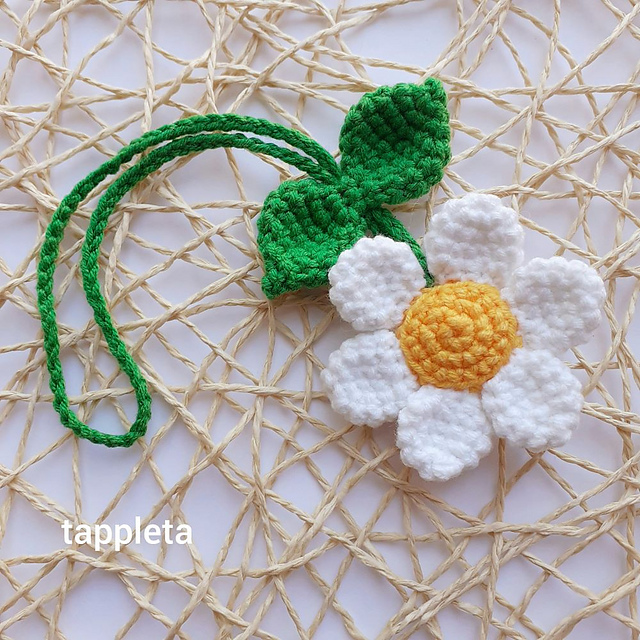 Ravelry: Daisy flower charm pattern by tanya tappleta