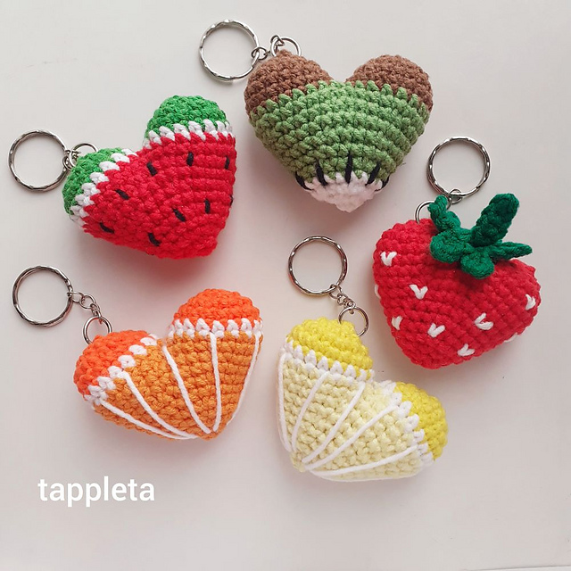 Ravelry: Berry hearts keychains pattern by tanya tappleta