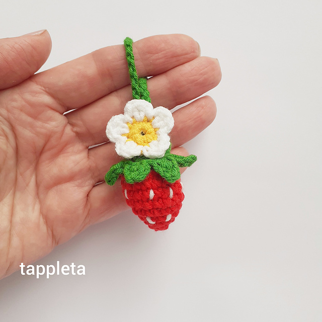 Ravelry: Strawberry keychain pattern by tanya tappleta