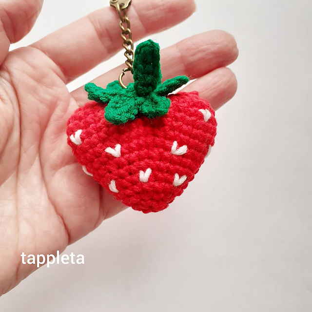 Ravelry: Strawberry heart keychain pattern by tanya tappleta