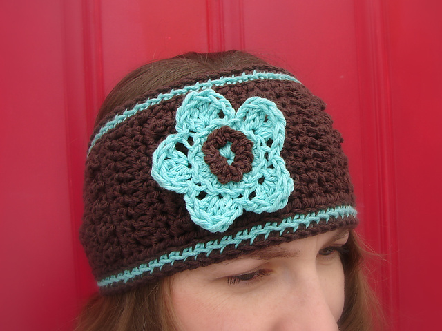 crochet headwarmer with contrasting border and flower