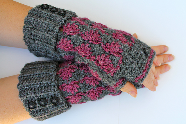 Oxford Shells Fingerless Gloves