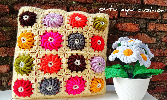 PUTU AYU CUSHION