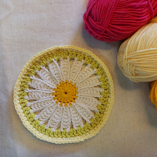 A daisy flower coaster