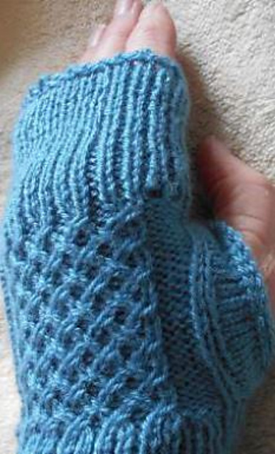 Lattice Cable Hand Warmers