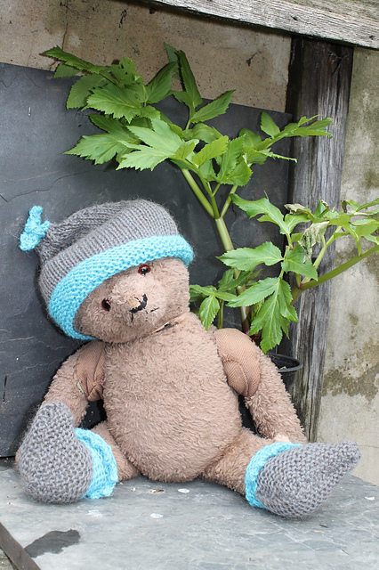 Two Tone Baby bootees and hat