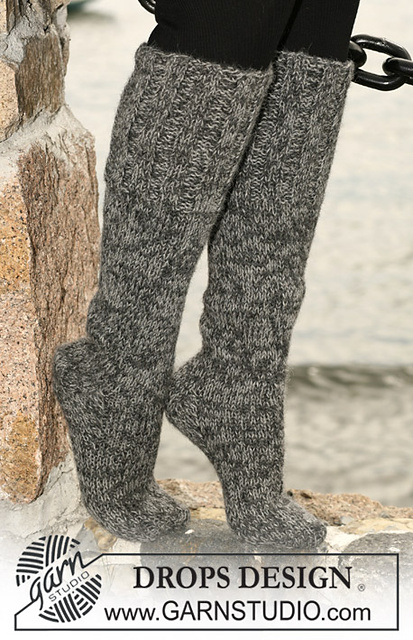 103-26 Long socks in stocking stitch with wide rib