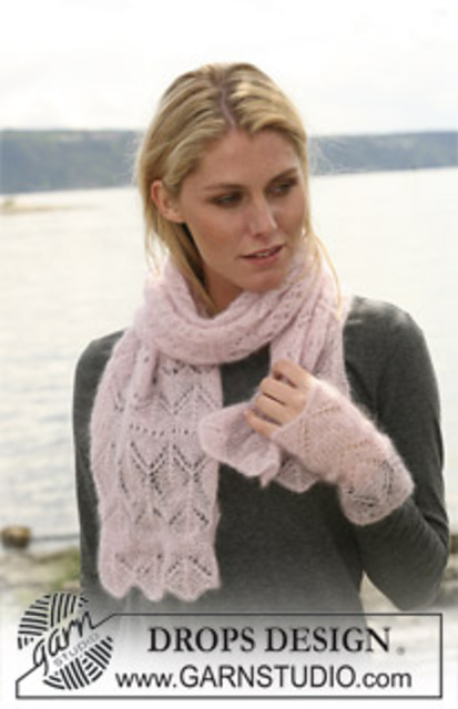 108-4 b - Wrist warmers in lace pattern