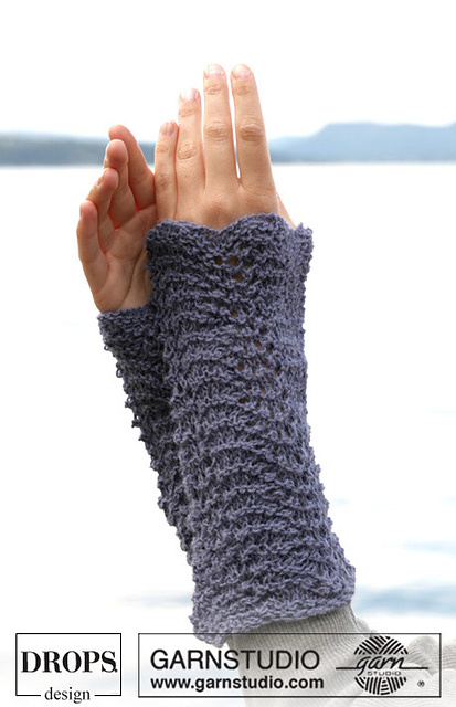 0-415 Wrist warmers with wavy pattern