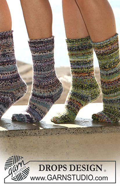 106-22 Socks in stockinette st with rib border