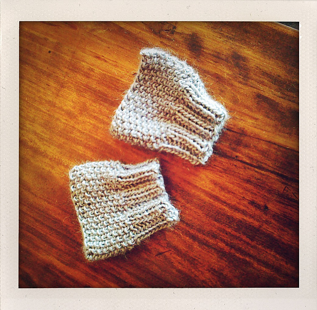 Fingerless Mitts: Seed Stitch