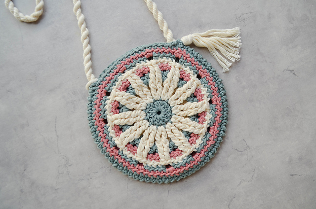 Lazy Daisy Shoulder Bag