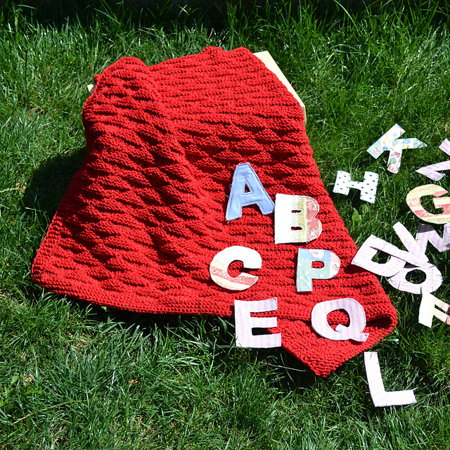 Baby blanket with triangular pattern