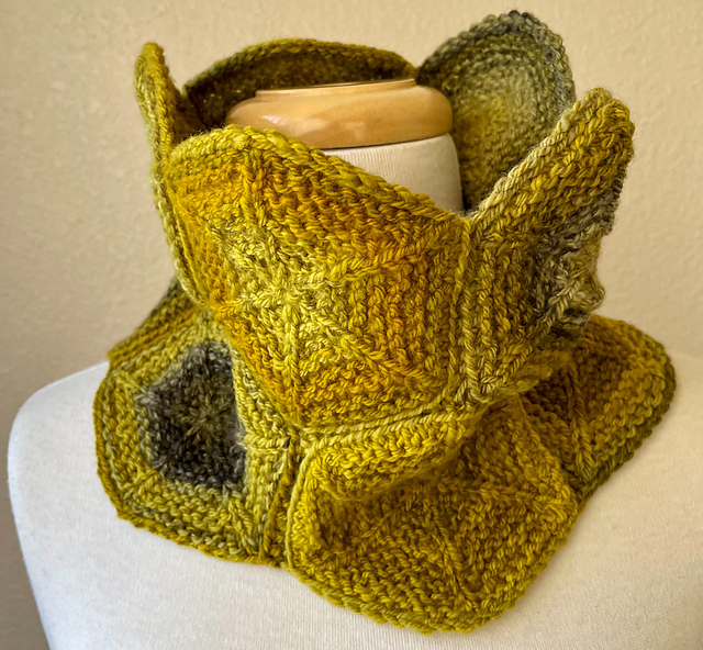 BeesBeesBees Cowl