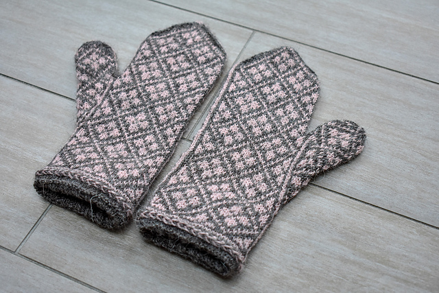Sakura mittens