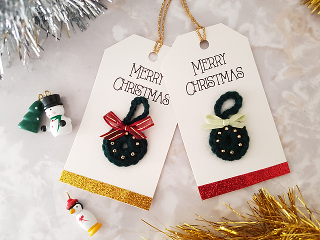 Christmas wreath gift tag