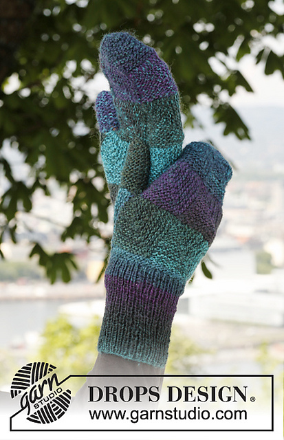 0-881 Mittens with domino pattern