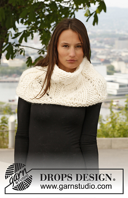 0-886 Shoulder warmer with lace pattern