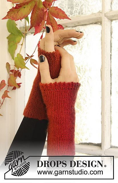 0-969 Wrist warmers with picot edge
