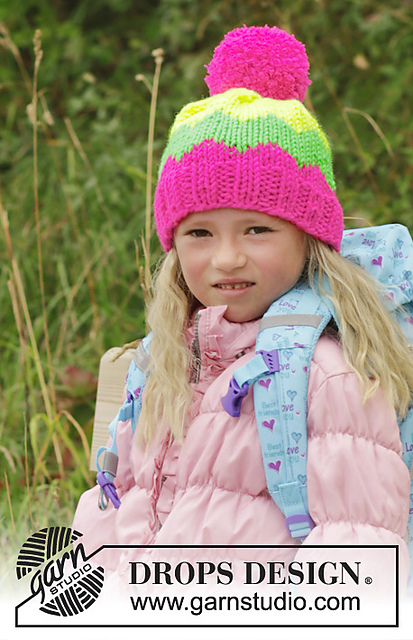 0-1025 Hat with pompom and zig zag