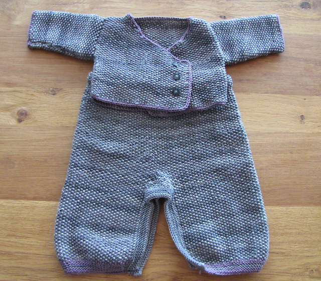 # 28 Baby-Wickeljäckchen