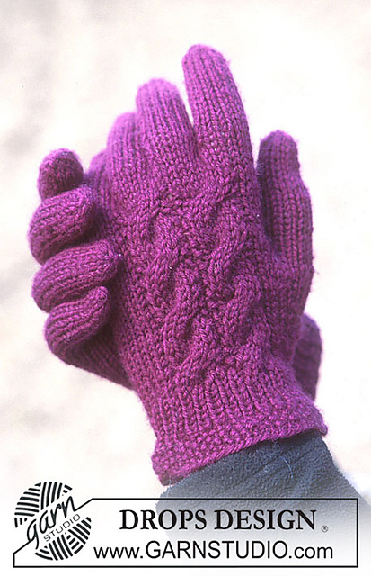93-43 Gloves with cable pattern