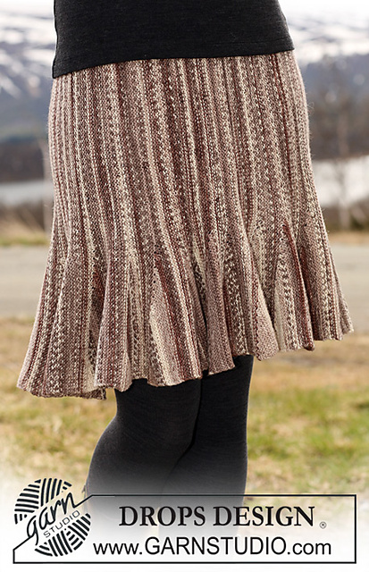 115-41 Skirt knitted sideways with short rows