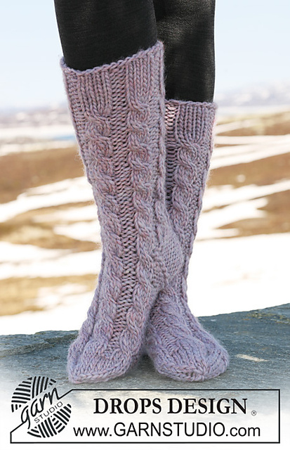 116-28 Socks with cables