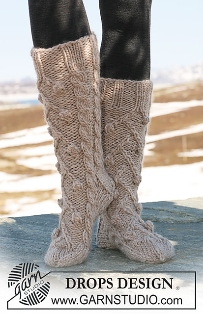 116-29 Socks with cables