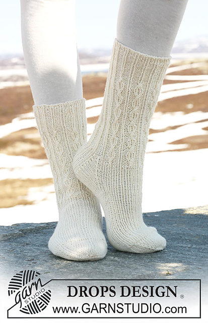 116-40 Socks with rib and simple cables