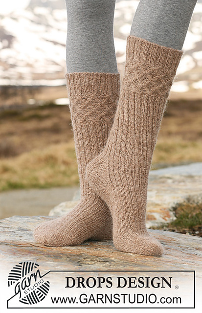 115-34 Socks with cables and rib