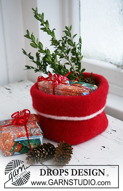 0-582 Knitted and felted Christmas basket