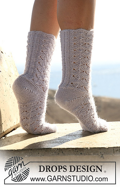 105-41 Socks in lace pattern