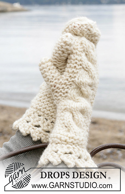 98-4 Mittens with cable pattern