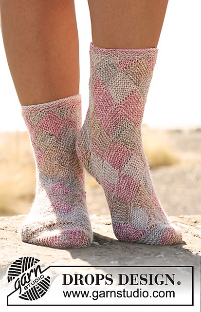 130-24 Socks/slippers in garter st with entrelac