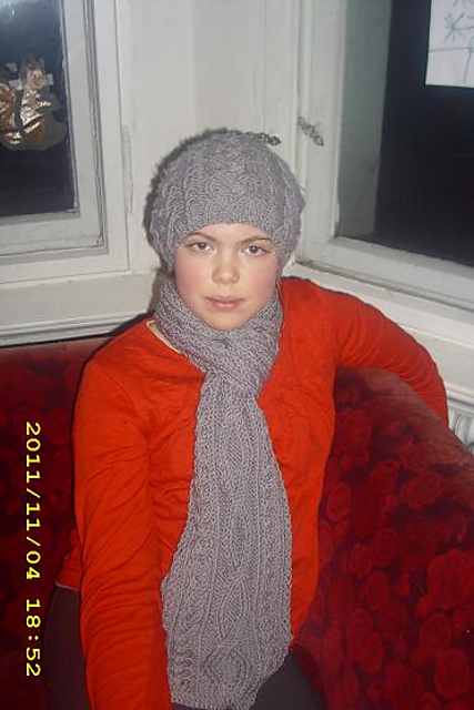 Slim cabled scarf