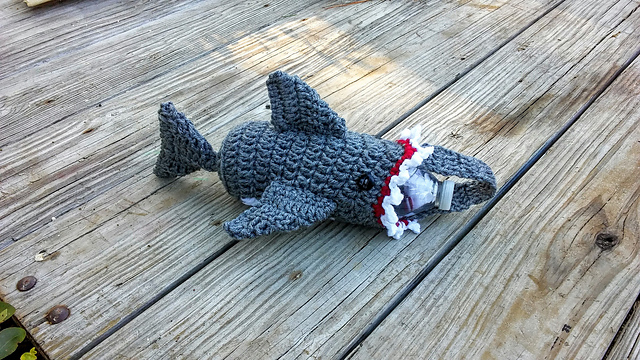 shark water bottle holder