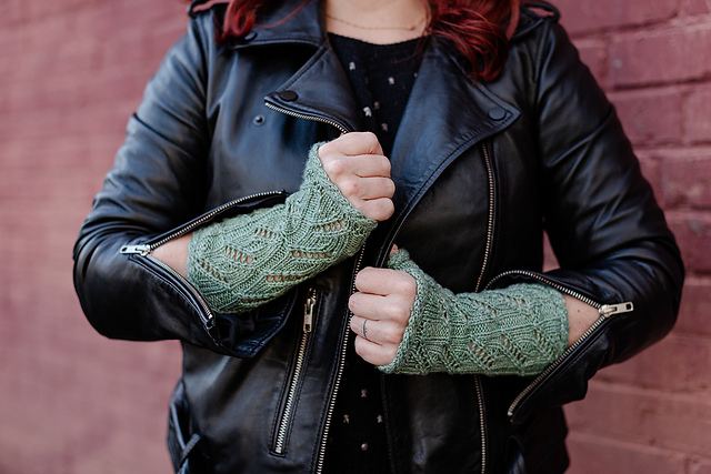 Twisty Lace Mitts